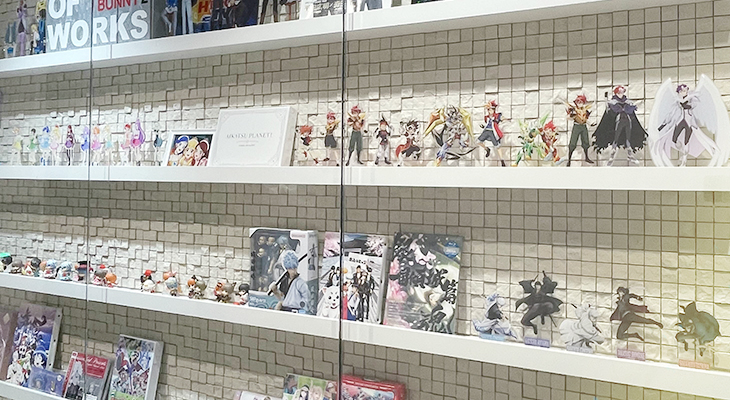 多数のアクリルスタンドやフィギュアが展示された棚。ライセンス営業課がチェックを行う様々なキャラクターグッズのイメージ